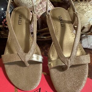 NEW Super Cute Vaneli Gold Flat Sandals Size 5.5 (small)